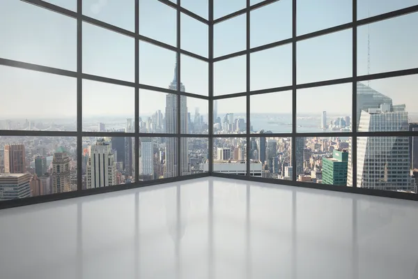Pokoj s velkým oknem zobrazeno město — Stock fotografie