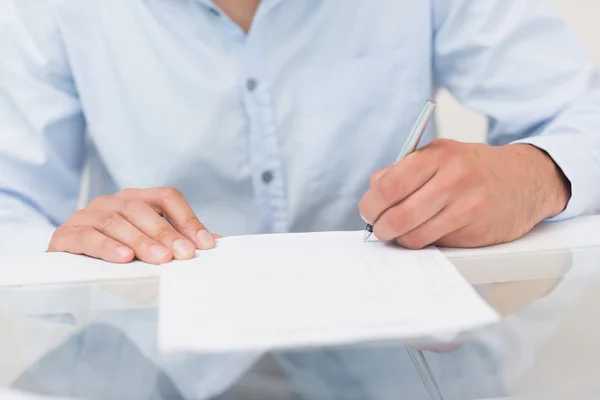 Close-up seção intermediária de um homem escrevendo documentos — Fotografia de Stock