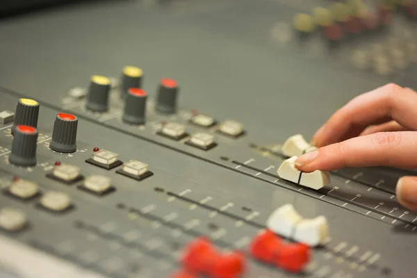 Studente che lavora su mixer suono regolando i livelli — Foto Stock