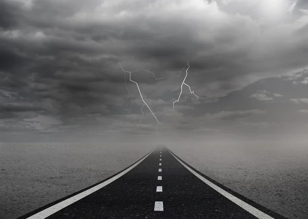 Road leading out to the horizon — Stock Photo, Image