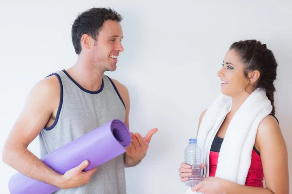 Portret van een fit jonge paar met handdoek en oefening mat — Stockfoto