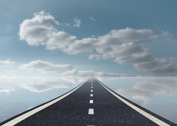 Peaceful water and sky and road — Stock Photo, Image