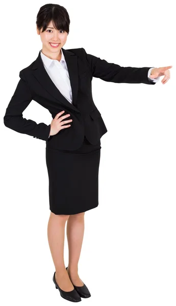 Mujer de negocios sonriente señalando — Foto de Stock