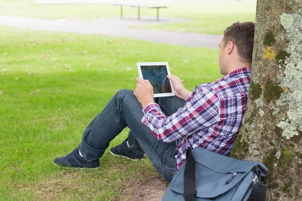 Student benutzt seinen Tablet-PC draußen — Stockfoto