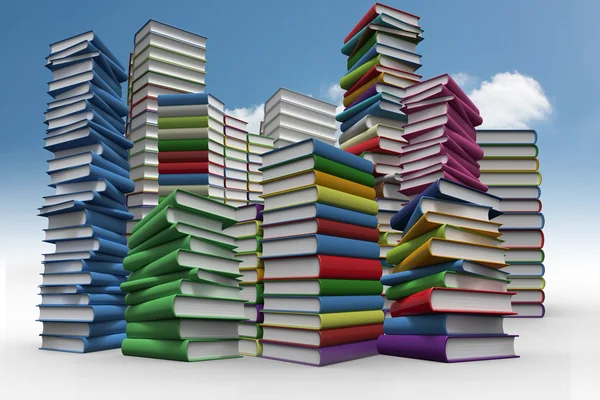Bücherstapel gegen den Himmel — Stockfoto