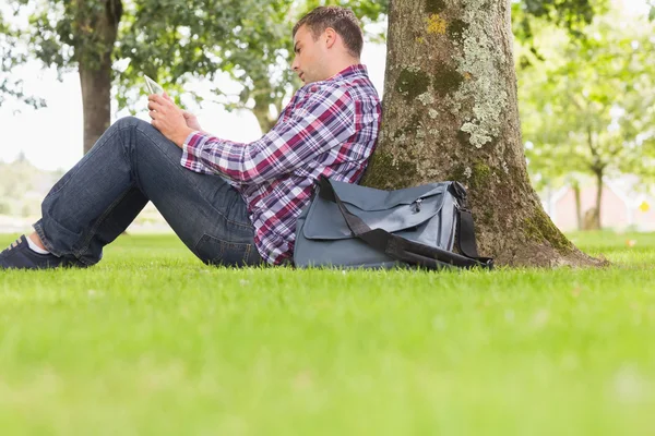 Étudiant utilisant sa tablette pour étudier à l'extérieur — Photo