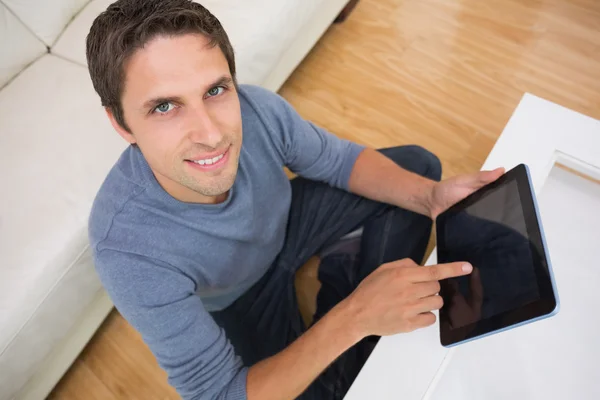Bovenaanzicht van de mens met behulp van digitale tablet in de woonkamer — Stockfoto