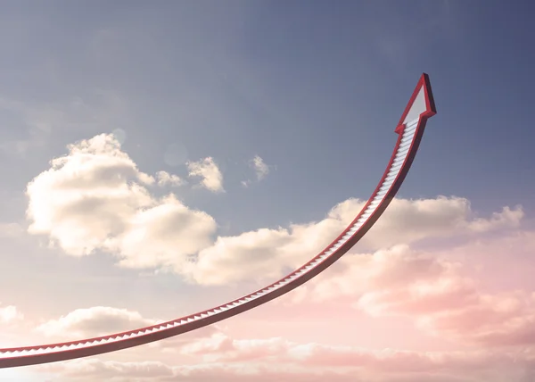 Flecha roja pasos apuntando hacia arriba contra el cielo — Foto de Stock