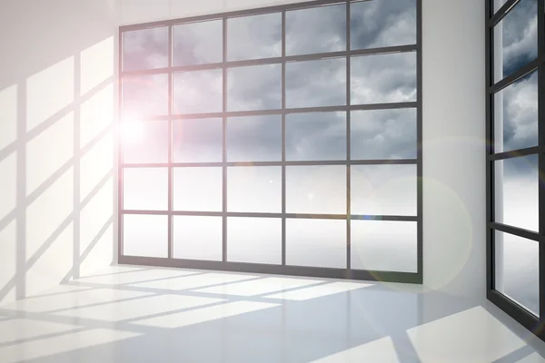 Cielo sombrío visto a través de la ventana — Foto de Stock