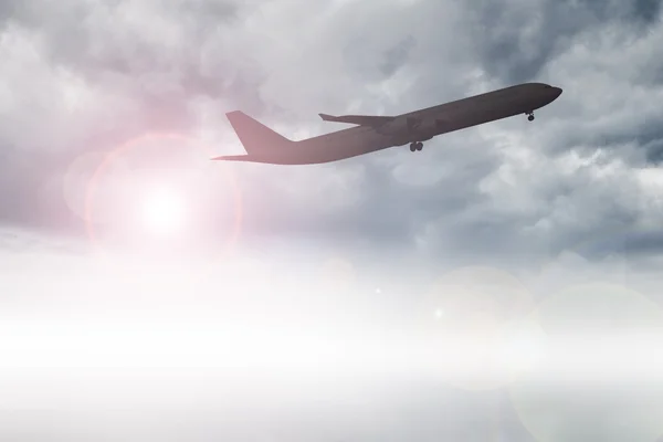 Vliegtuig dat over wolken vliegt — Stockfoto