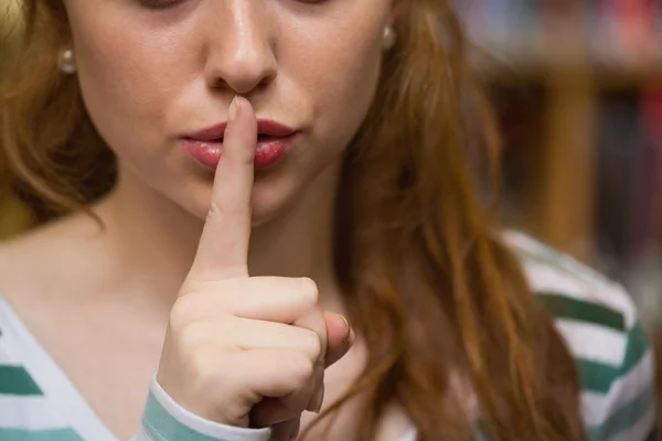Pelirroja estudiante pidiendo silencio — Foto de Stock