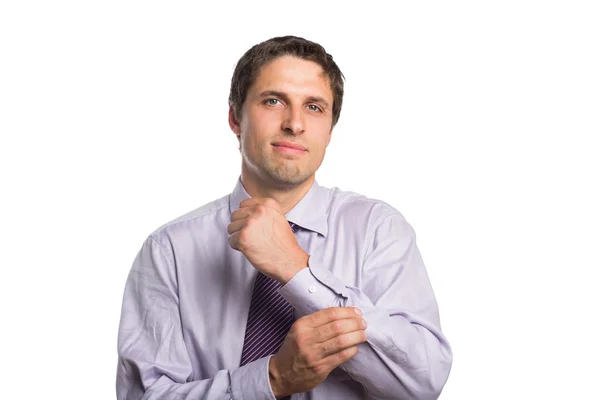 Joven hombre de negocios ajustando mangas de camisa — Foto de Stock