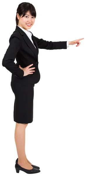 Mujer de negocios sonriente señalando —  Fotos de Stock