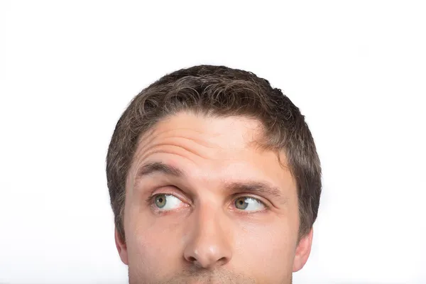 Close-up de um homem de olhos verdes levantando sobrancelha — Fotografia de Stock