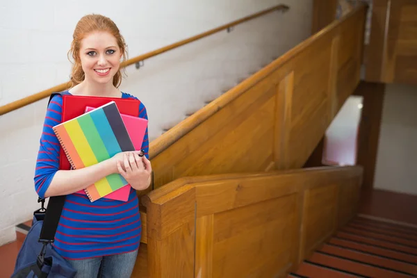 Studentin steht auf der Treppe und lächelt in die Kamera — Stockfoto