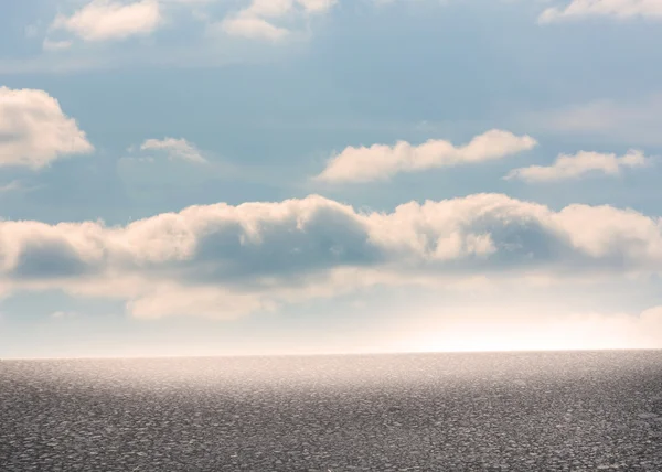 Mavi gökyüzü olan çöl manzarası — Stok fotoğraf