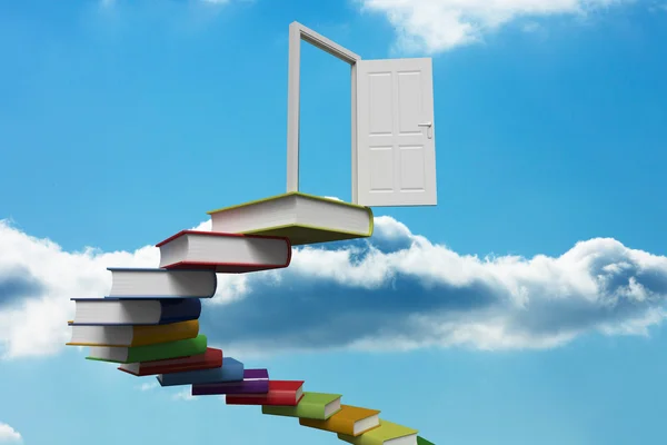 Boek stappen die leiden naar de deur tegen hemel — Stockfoto