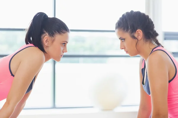 Two angry women staring at each other at a gym — Stock Photo, Image