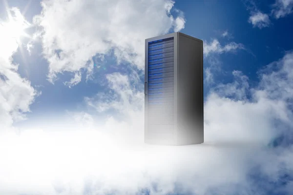 Torre del server nel cielo blu — Foto Stock