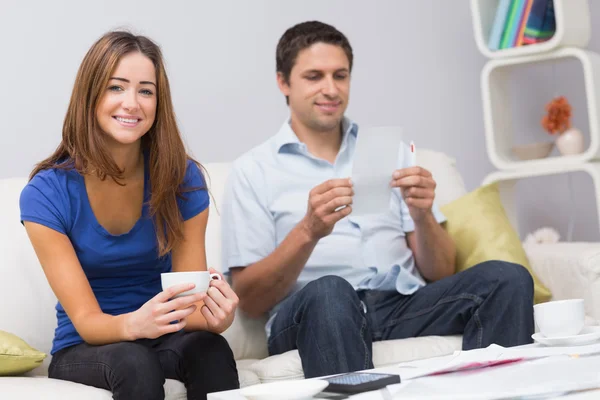 Retrato de una pareja sonriente con cuentas en casa — Foto de Stock