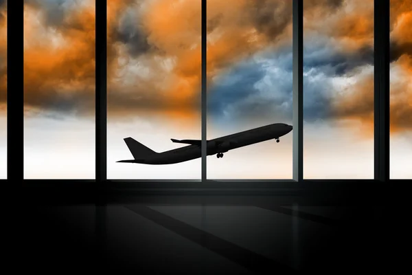 Vliegtuig vliegen voorbij venster in oranje hemel — Stockfoto