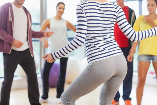 Sezione centrale della classe di fitness e istruttore che fa esercizio di pilates — Foto Stock