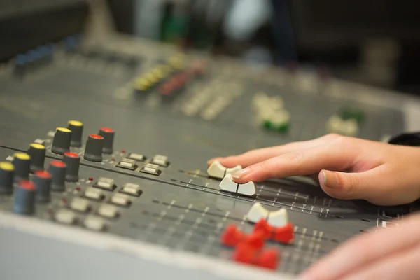 Student werkt aan geluid mixer — Stockfoto