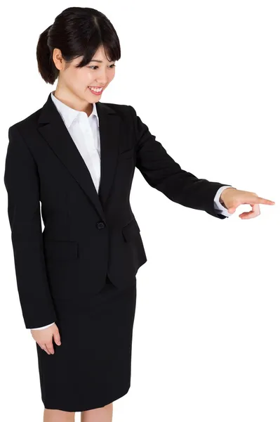 Leende affärskvinna pekar — Stockfoto