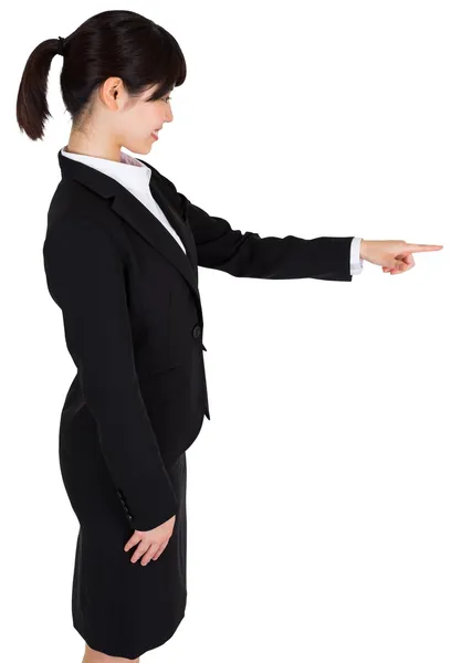 Leende affärskvinna pekar — Stockfoto