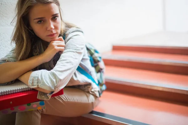 Ledsen ensam student sitter på trappan tittar på kameran — Stockfoto