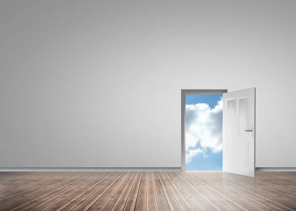 Abertura da porta mostrando céu azul — Fotografia de Stock