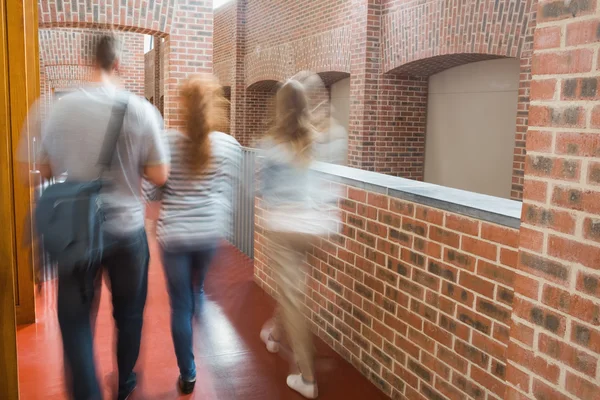 Estudiantes caminando juntos en el pasillo — Foto de Stock