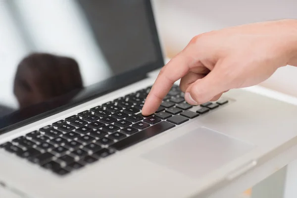 Руки с помощью размытой клавиатуры ноутбука — стоковое фото