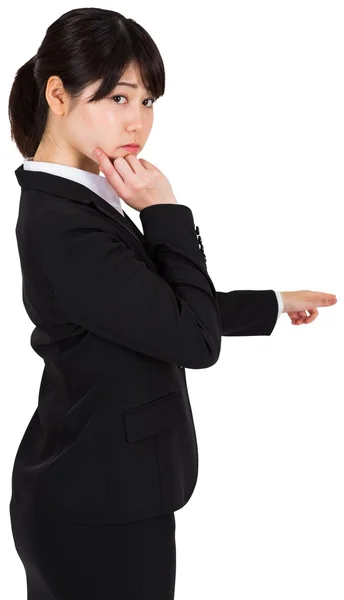 Tankeväckande affärskvinna pekar — Stockfoto
