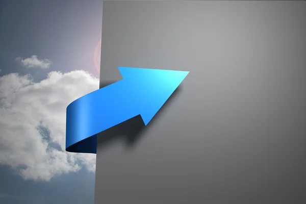 Flecha azul apontando contra o céu em torno da parede cinza — Fotografia de Stock