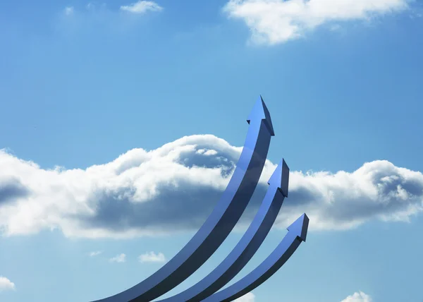 Μπλε καμπύλο βέλη που δείχνουν επάνω ενάντια σε ουρανό — Φωτογραφία Αρχείου