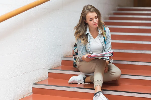 Jolie étudiante assise sur les escaliers regardant la caméra — Photo