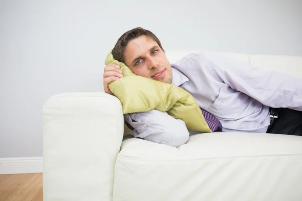 Портрет бизнесмена, лежащего на диване в гостиной — стоковое фото