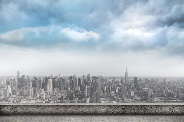 Varanda com vista para a cidade — Fotografia de Stock