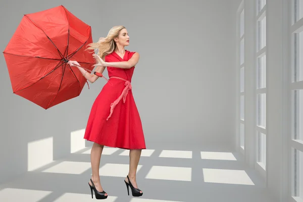 Kompozit kép gyönyörű nő pózol egy törött esernyő — Stock Fotó
