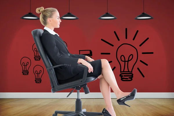 Композитный образ деловой женщины, сидящей на вращающемся стуле в черном костюме — стоковое фото