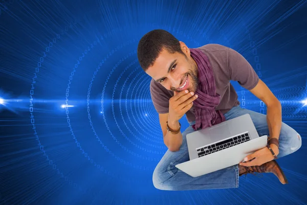 Dizüstü bilgisayar kullanan düşünceli adam — Stok fotoğraf