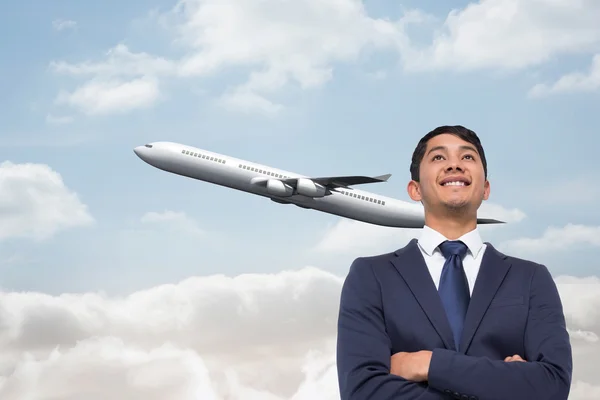 Image composite d'un homme d'affaires asiatique souriant aux bras croisés — Photo