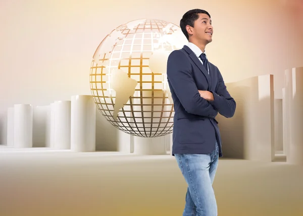 Imagen compuesta de un hombre de negocios casual sonriente con los brazos cruzados — Foto de Stock