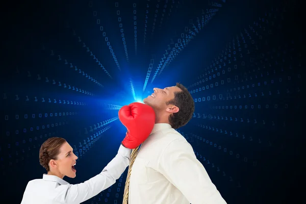 Empresária batendo um homem de negócios com boxi — Fotografia de Stock