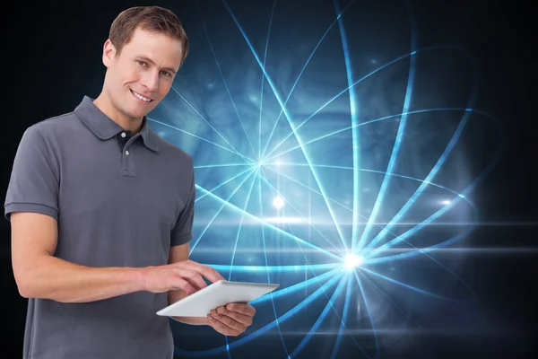 Joven sonriente con tableta — Foto de Stock