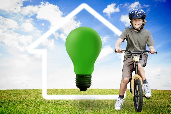 Niño pequeño con su bicicleta — Foto de Stock