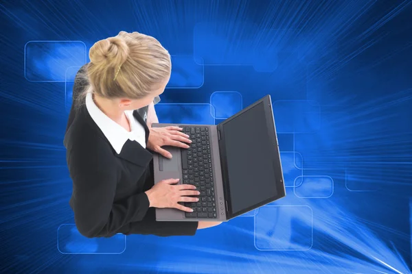Immagine composita di donna d'affari utilizzando il computer portatile — Foto Stock