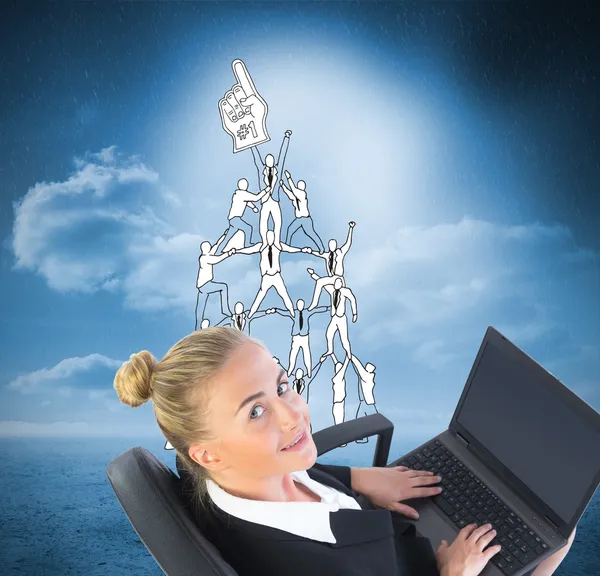 Imagen compuesta de una mujer de negocios sentada en una silla giratoria con portátil —  Fotos de Stock