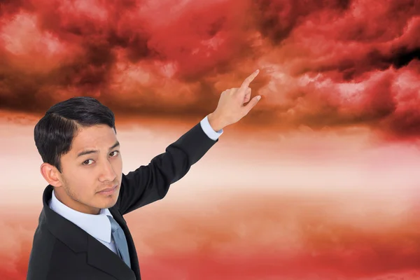 Composto imagem de unsmiling asiático empresário apontando — Fotografia de Stock